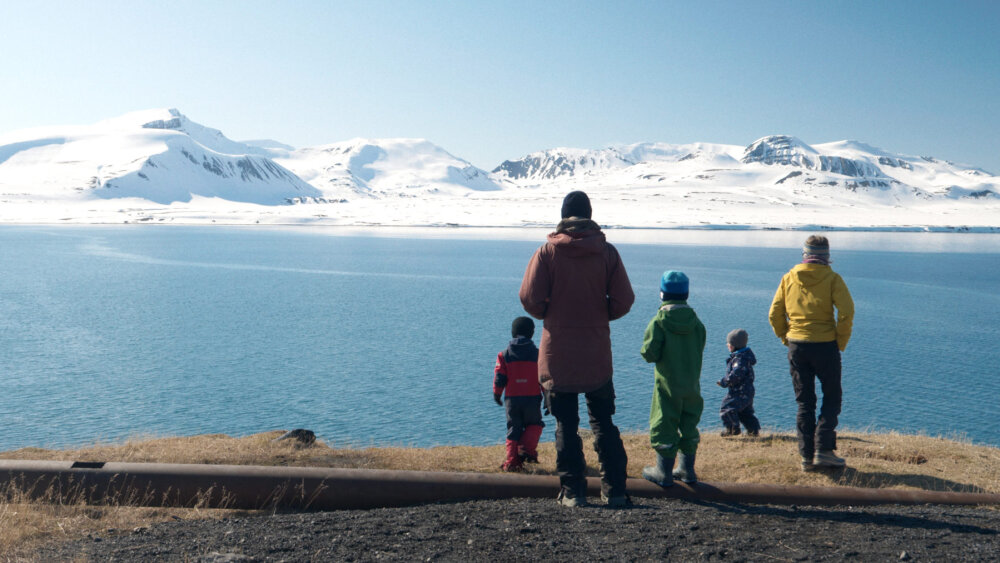 Návštevníci – Podmanivý obraz nezvratnej zmeny a ľudskej hašterivosti