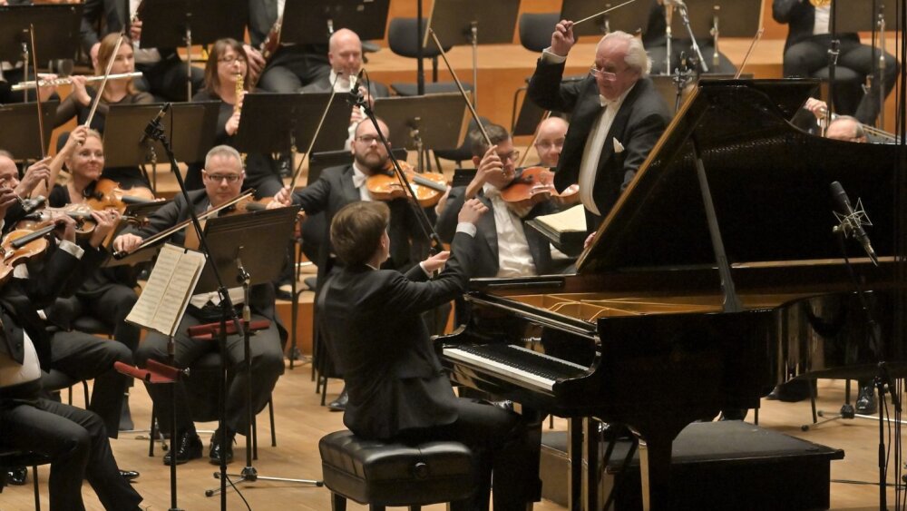 Pod taktovkou Ondreja Lenárda: Schumannova poetika v podaní Bradshawa a impozantný Zarathustra