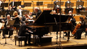 Pod taktovkou maestra Lenárda: sugestívny Manfred a progres mladého klaviristu