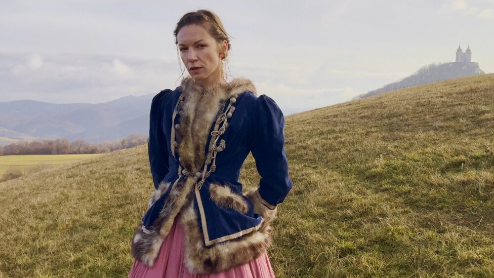 Nové zábery z filmu Slúžka: Zuzana Smatanová zverejnila videoklip k piesni Tajomstvo