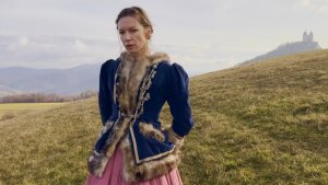 Nové zábery z filmu Slúžka: Zuzana Smatanová zverejnila videoklip k piesni Tajomstvo