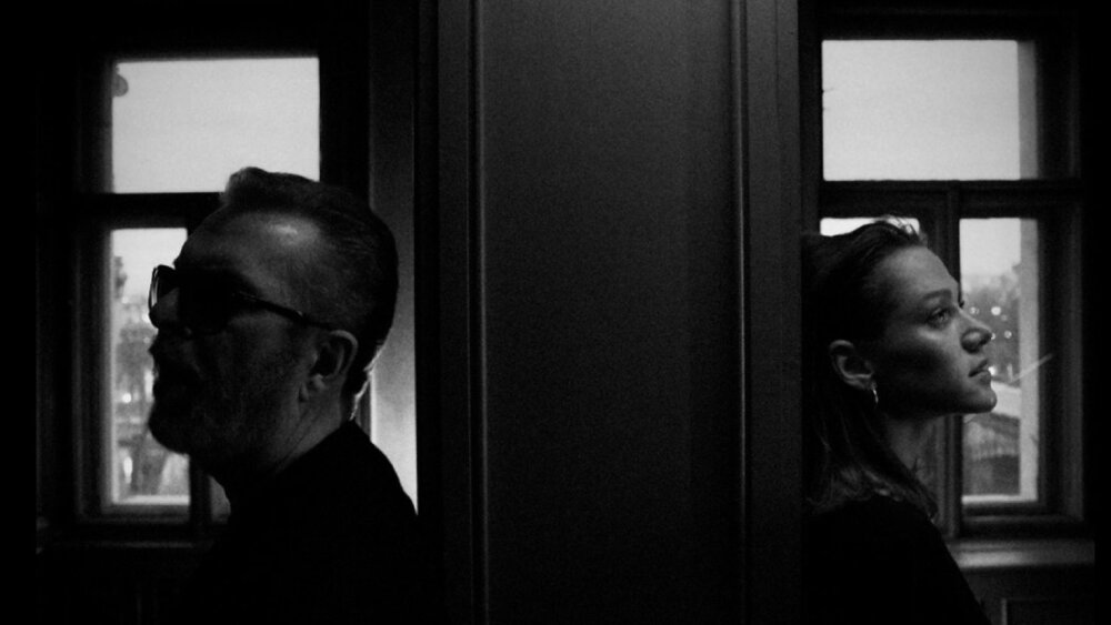 Richard Müller a Emma Drobná spoločne v novom klipe Na pohrebe lásky