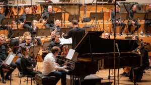 Melos-Étos: Avantgardný Psí život Rzewskeho a desivo aktuálna meditácia Feldmana