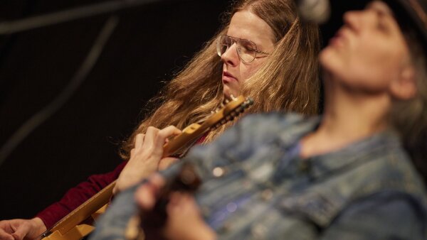 Neobyčajné duo matky a syna Hmlisto vydáva singel Blýskavica