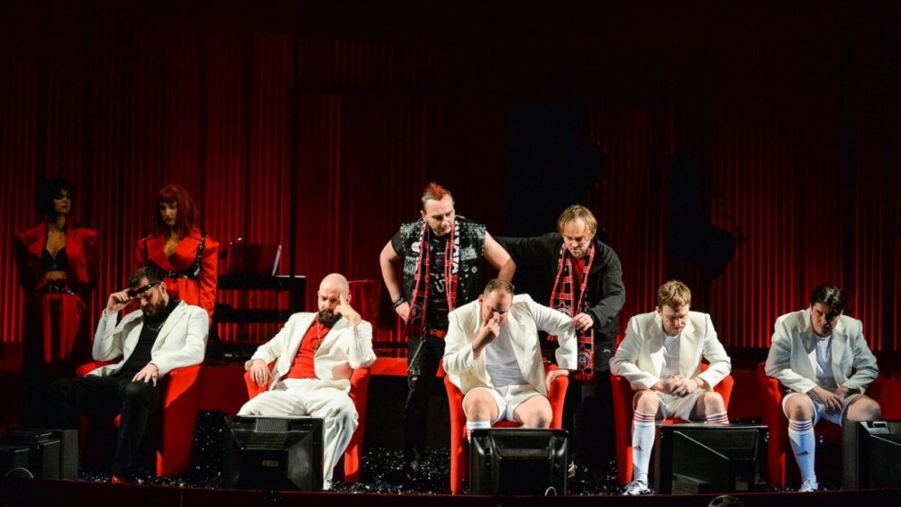 Futbal na javisku aj na ihrisku