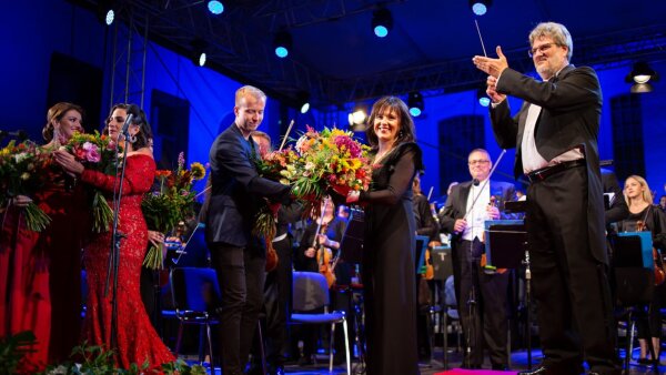 Ľubica Čekovská obliekla Elán do symfonických šiat