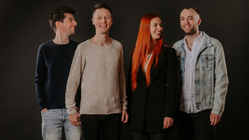 Kapela The Paper Dragon zverejnila najfarebnejšie lyrics video leta