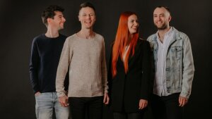 Kapela The Paper Dragon zverejnila najfarebnejšie lyrics video leta