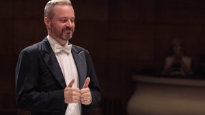 V Košiciach opäť progresívne: rozprávkový Strauss a mýtický Korsakov pod taktovkou Jindru