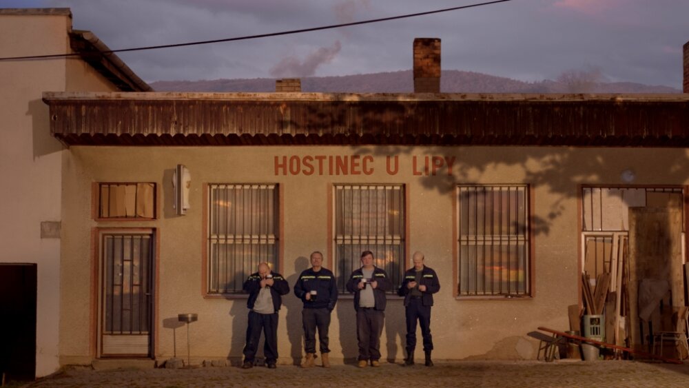 Keby radšej horelo: tragický a silný príbeh obalený absurditou