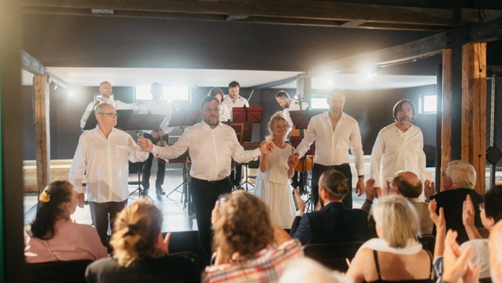 Keď na poslucháča dýchne smrť: spojenie diel Bacha a Lustiga