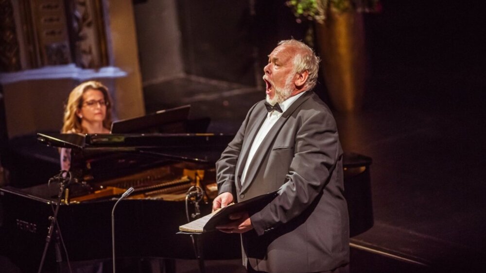 Nedeľný piesňový recitál Petra Mikuláša v Zrkadlovej sieni Primaciálneho paláca