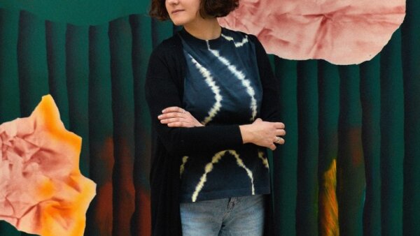 Maliarka Rita Koszorús pokrstí knihu