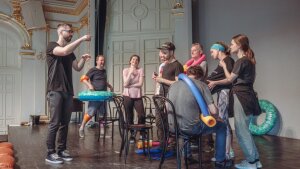 Činohra ŠDKE uvedie slávnych filmových Idiotov v divadelnej podobe