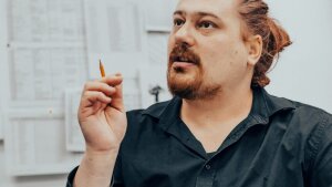 Boris Hanečka pri práci na kostýmoch do novej Toscy nechal v Košiciach srdce