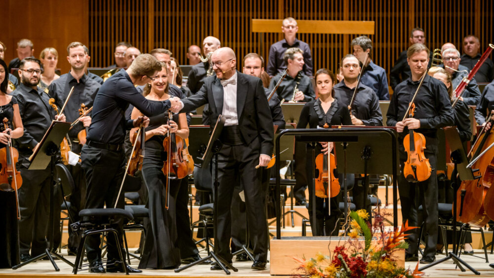 Film Zem spieva v sprievode Štátnej filharmónie Košice a Lúčnice