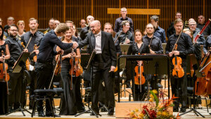 Film Zem spieva v sprievode Štátnej filharmónie Košice a Lúčnice
