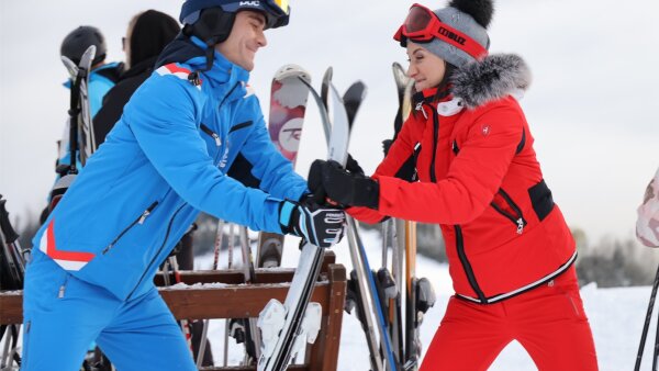 Svadobná pohroma na plagáte romantickej komédie Láska hory prenáša
