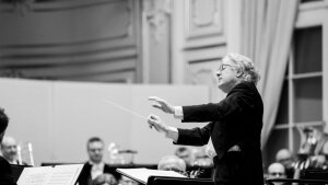 Apokalyptickú Brucknerovu symfóniu dirigoval James Judd bez pohľadu do partitúry