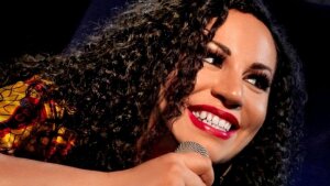 Universal Ancestry odkazuje na túžby ľudí po slobode a láske