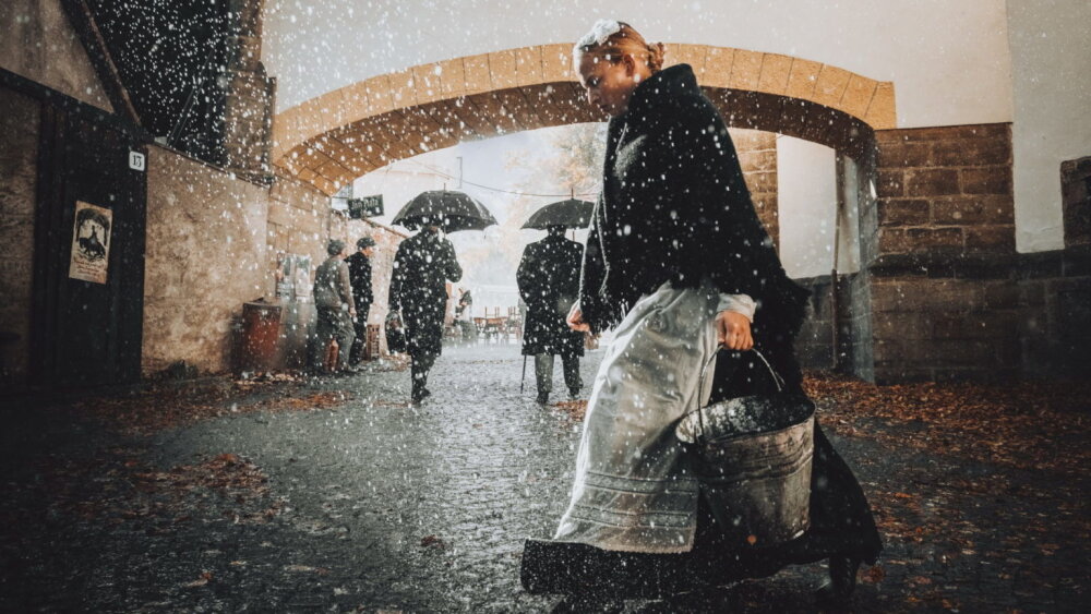 Prvé zábery z filmu Slúžka v klipe k piesni Verba