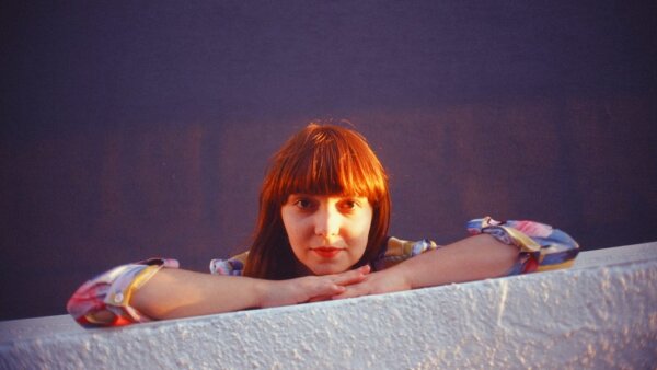 Agi Hlavenková vydáva debutové EP Nechajte ma horieť!