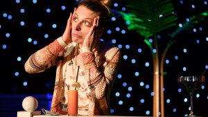 Sám na javisku prichádza s originálnym programom