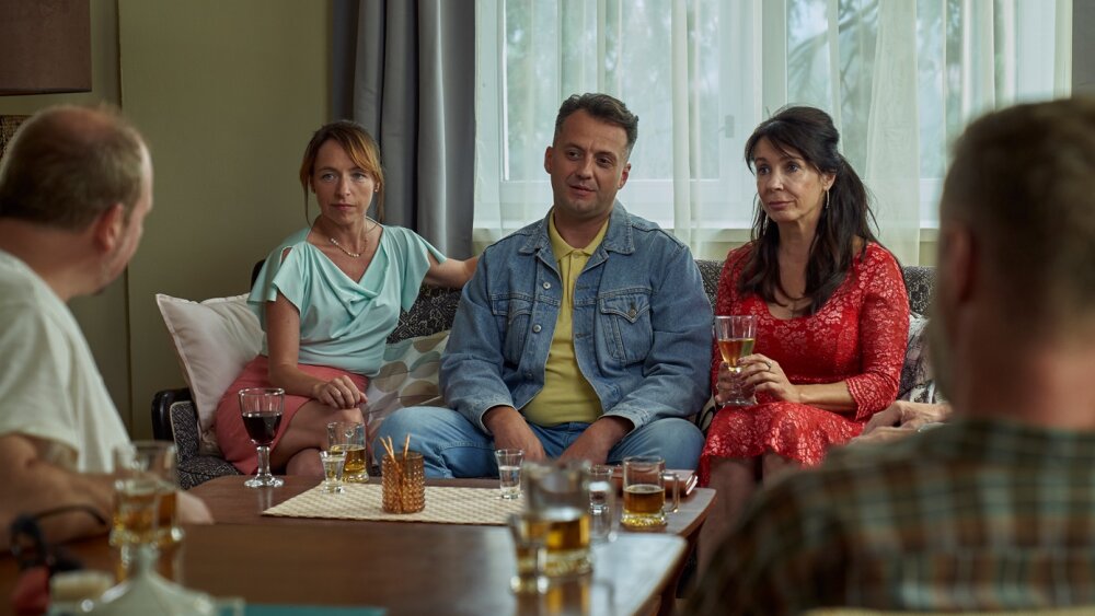 V českej komédii Večierok naruší zábavu šokujúca správa