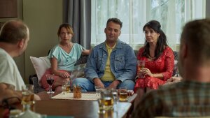 V českej komédii Večierok naruší zábavu šokujúca správa