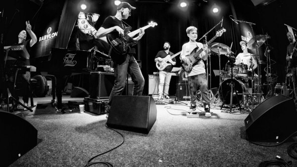 Svetový One Day Jazz: tri generácie basgitaristov, post-bopová gitara aj avantgarda