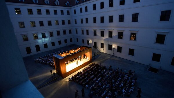 S deťmi na hrad na Letné shakespearovské slávnosti