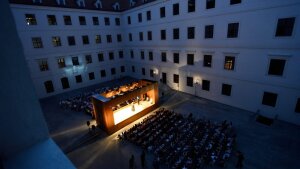 S deťmi na hrad na Letné shakespearovské slávnosti