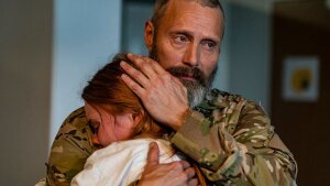 Mads Mikkelsen ozlomkrky láme krky v otvorených kinách