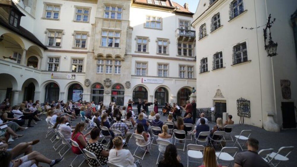 Muzikanti a divadelníci konečne pre živé publikum. Je to malý zázrak!