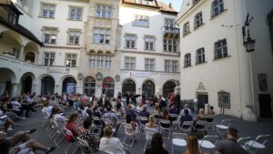 Muzikanti a divadelníci konečne pre živé publikum. Je to malý zázrak!