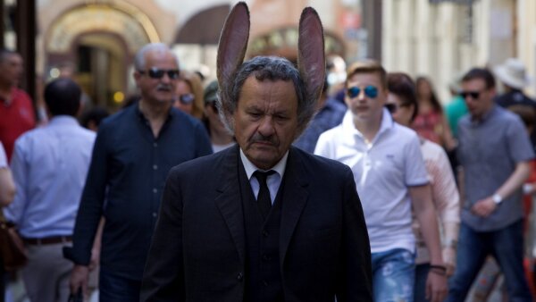 Kiná po pandémii otvorí film Muž so zajačími ušami