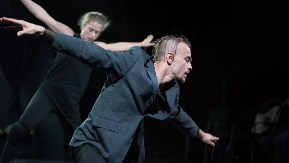 Millennial Magic Mirror: tanec odzrkadľujúci vplyv online sveta