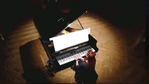 Hypnotický klavírny minimal Martiny Janegovej