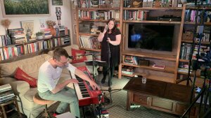 Katka Koščová pozýva na koncert do svojej obývačky