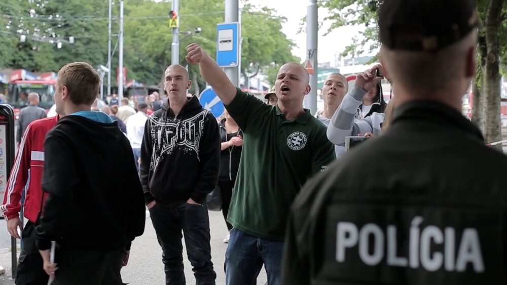 Kráčal v stopách utečencov, zachytil aj slovenských extrémistov