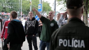 Kráčal v stopách utečencov, zachytil aj slovenských extrémistov