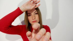 Debut Andie J s jemnou inakosťou marvelovského prejavu dotvára našu realitu