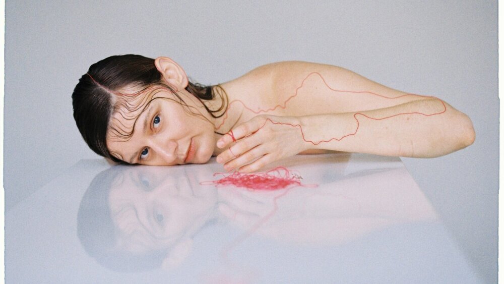 Silný debut na záver roka: album Inou krajinou