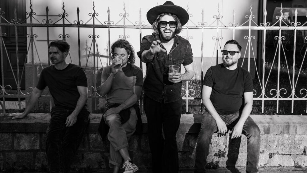 Energický rockový zvuk s výrazným gitarovým riffom