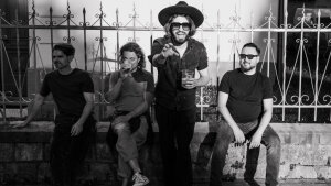 Energický rockový zvuk s výrazným gitarovým riffom