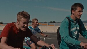 O dospievaní na hranici dôvery a zrady – film HORE JE NEBO, V DOLINE SOM JA mieri do kín