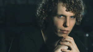 Na singli Vocalis spolupracuje speváčka  Loire Cotler z filmového soundtracku Duna