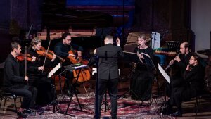 Deväť syntetizátorov a zmrzačená symetria