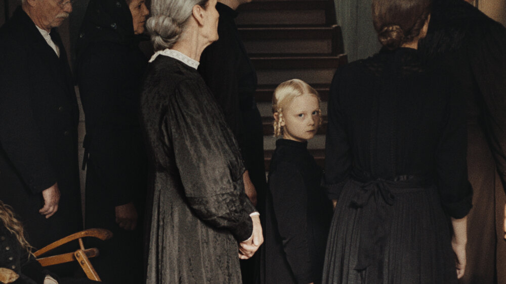 Odkazy predkov a miznúci tieň patriarchátu vo filme Pohľad do slnka