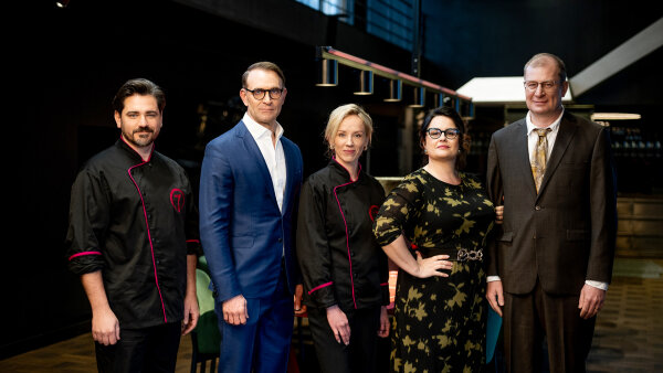 Manželstvo na obrúsku, rozvod na tanieri – tvorcovia komédie Keď sa zhasne s Tomášom Maštalírom a Petrou Polnišovou predstavujú trailer